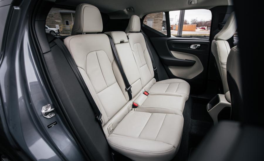 Интерьер Volvo XC40 T4 Momentum 2018 года  (NA) (фото 11 из 36)